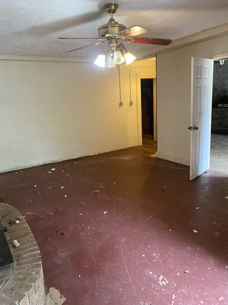 Living Room Cleanout after Toss It cleanout in Valley, AL
